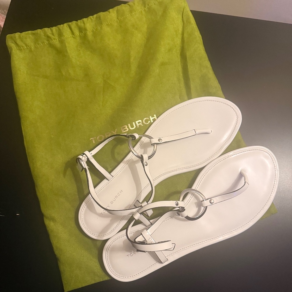 Classic and chic Tory Burch Ring Sandals in Bianco (white).